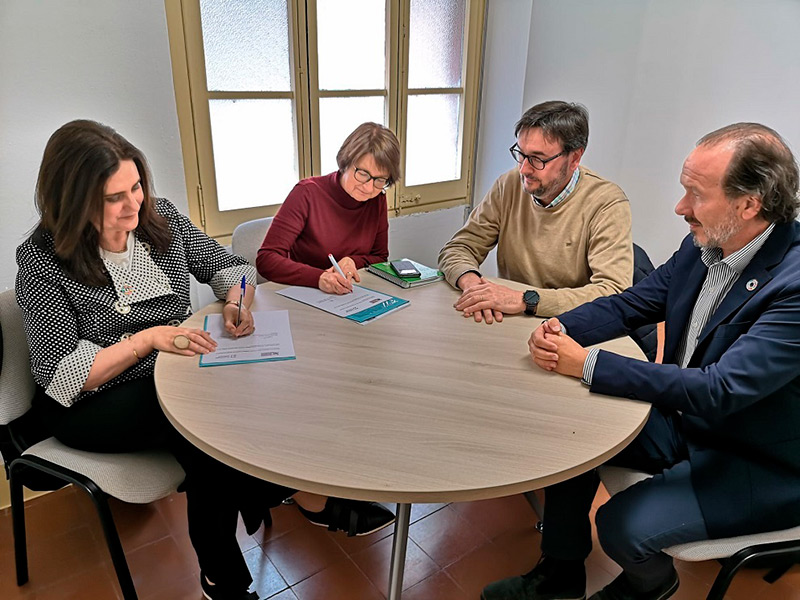 Signatura del conveni entre la Síndica de Greuges de Palamós i la defensora al client d'Aigües de Palamós.