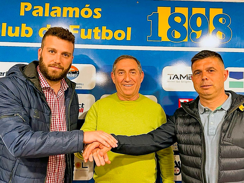 Àlex Redondo i Albert Déu, acompanyats al centre de la imatge pel president, Toni Heras. (Foto: Palamós CF).