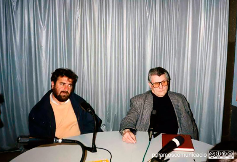 'Robi', a l'esquerra de la imatge, en una tertúlia als nostres estudis als anys 90, amb el llavors president del Palamós, Joaquim Corominas.