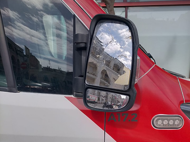 Una de les furgonetes de Creu Roja amb el retrovisor trencat. (Foto: Creu Roja Palamós).