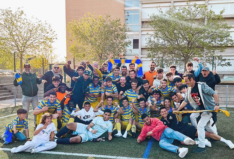 Jugadors i seguidors del Palamós celebren la victòria la passada jornada al camp del Can Gibert. (Foto: Palamós CF).