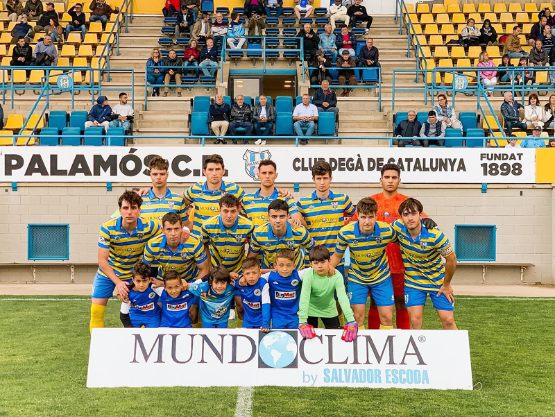 L'onze inicial del Palamós CF davant el Manlleu. (Foto: Palamós CF)