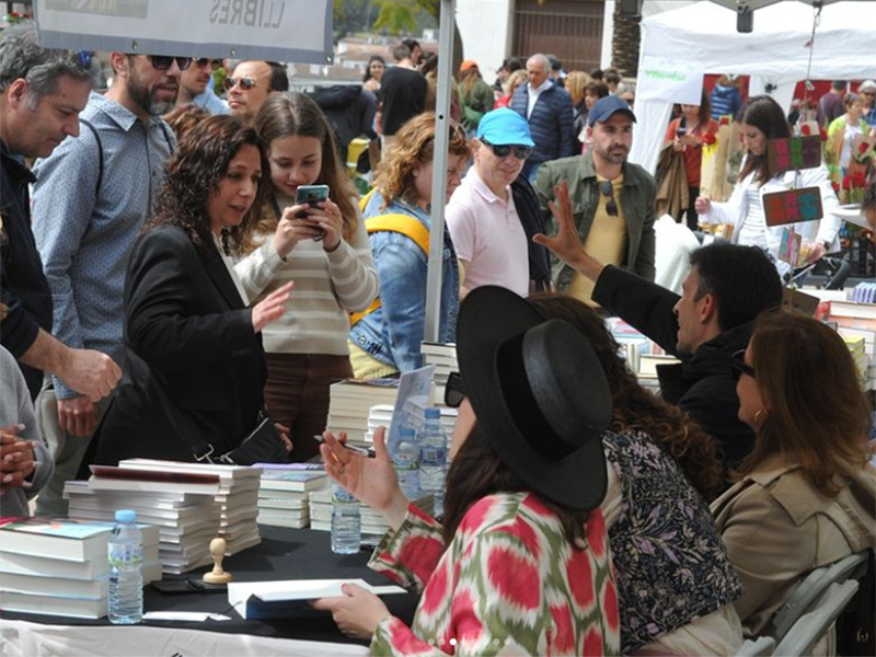 La segona diada de Sant Jordi a “Calonge, poble de llibres” ha estat tot un èxit. (Foto: Calonge Poble de Llibres).