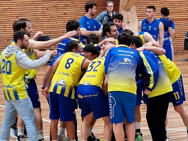 El sènior masculí del Club Esportiu Palamós celebra la victòria a la pista del Ceset. (Foto: CE Palamós).