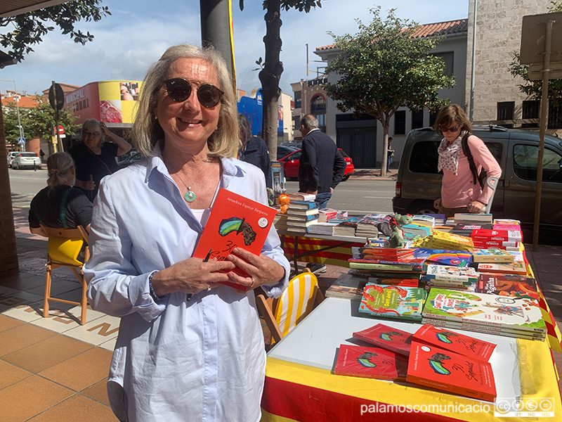 L'escriptora Amadora Espinar, ahir a la llibreria Can Romero de Palamós.