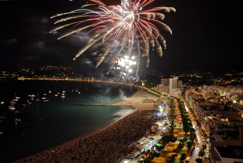 Castell de focs a l'acte final de la Festa Major de Pañamós. (Foto: Josep Lois).