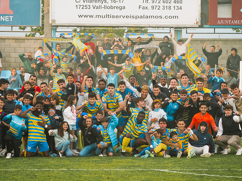 Jugadors i afició celebrant la victòria en el partit de diumenge passat a casa. (Foto: Palamós CF).