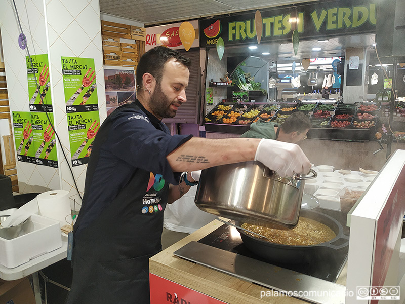 El cuiner del restaurant La Cala Taverna i conductor de la segona sessió de 'Tasta el Mercat', Tomàs Brull.