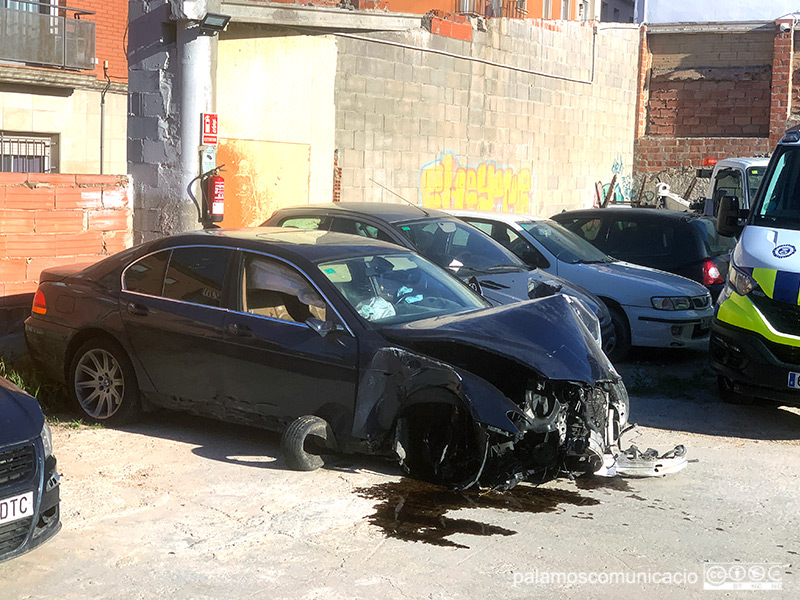 El vehicle accidentat ha estat traslladat al dipòsit de la Policia Local de Palamós.