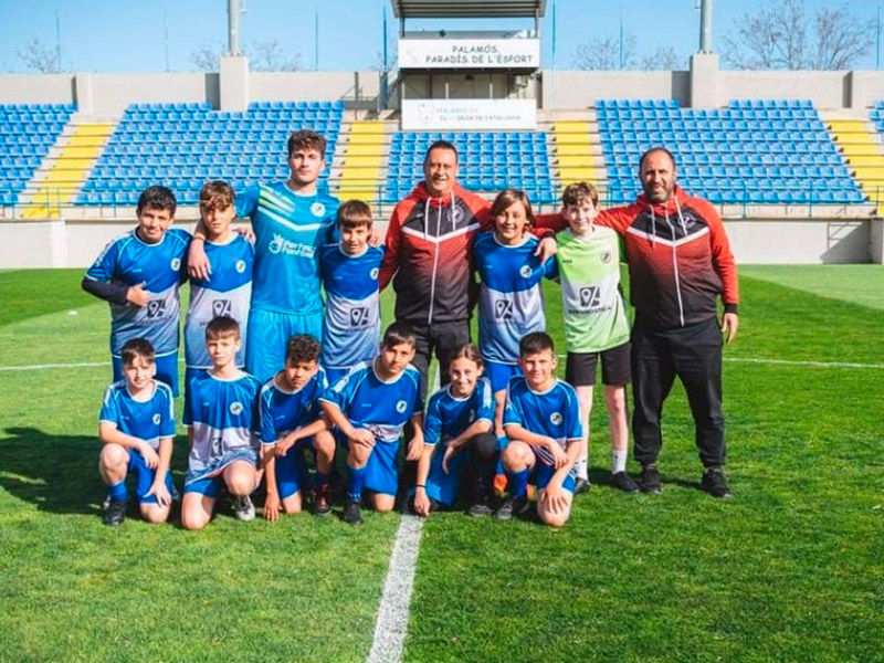L'equip aleví A del Global Palamós ha guanyat la primera lliga de la història del club. (Foto: CF Global Palamós).