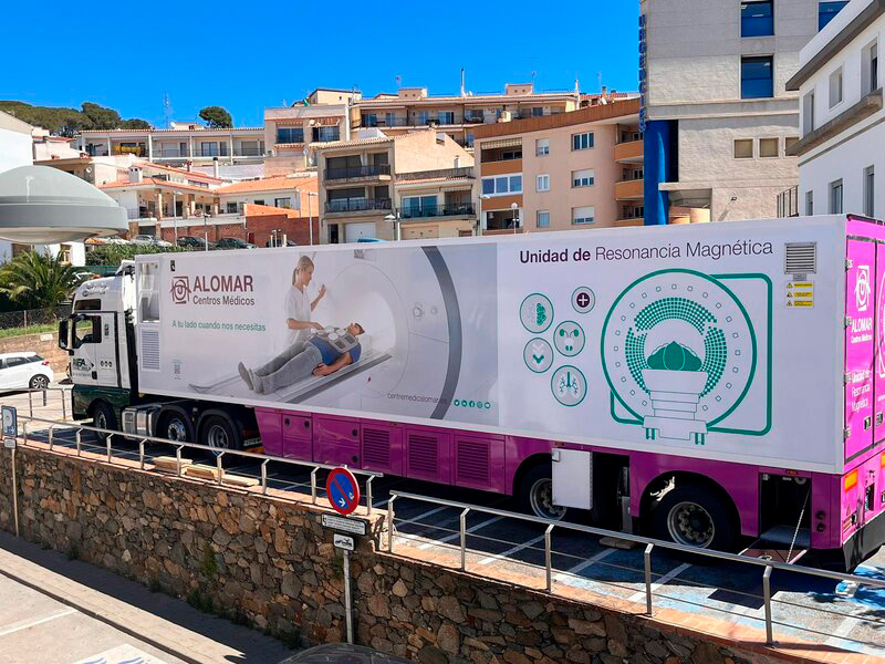 La unitat de ressonància mòbil està situada a l'aparcament de l'hospital de Palamós. (Foto: SSIBE).