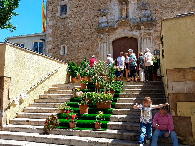 Decoració floral a les escales de l'Església de Sant Joan. (Foto: Ajuntament de Palamós).