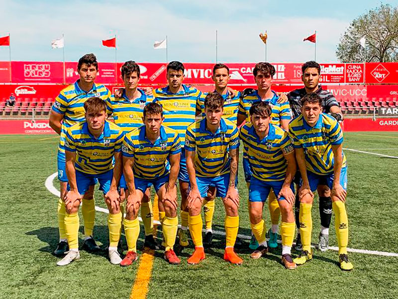 L'onze inicial del Palamós aquesta tarda al camp del Vic. (Foto: Palamós CF).