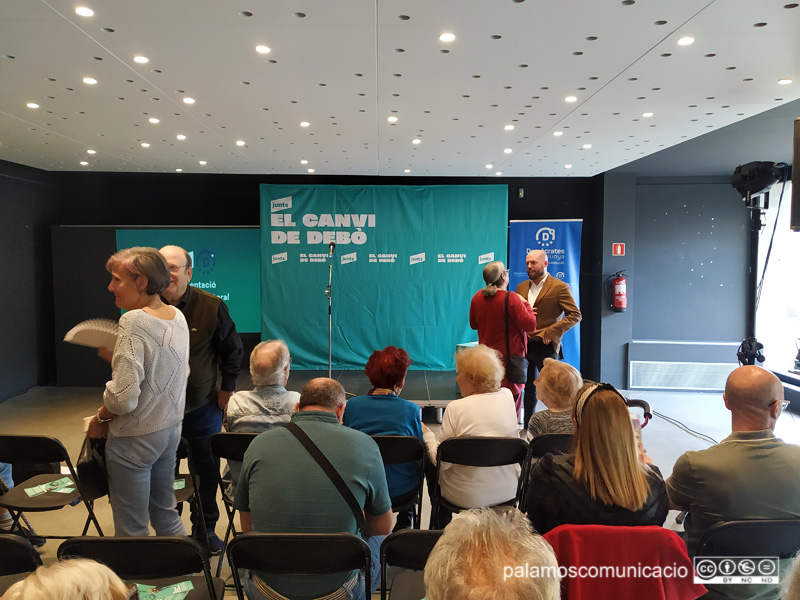 El candidat Raimon Trujillo conversant amb una ciutadana.