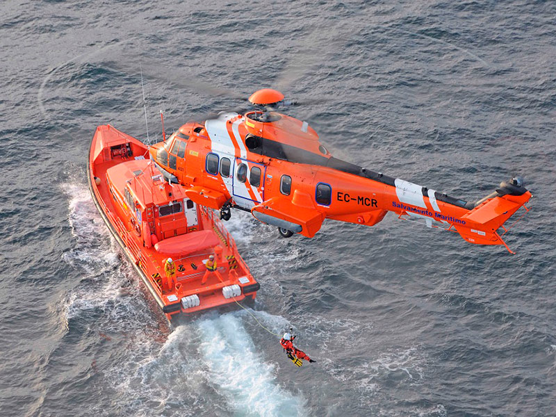 Una embarcació i un helicòpter de Salvament Marítim. (Foto: salvamentomaritimo.es).