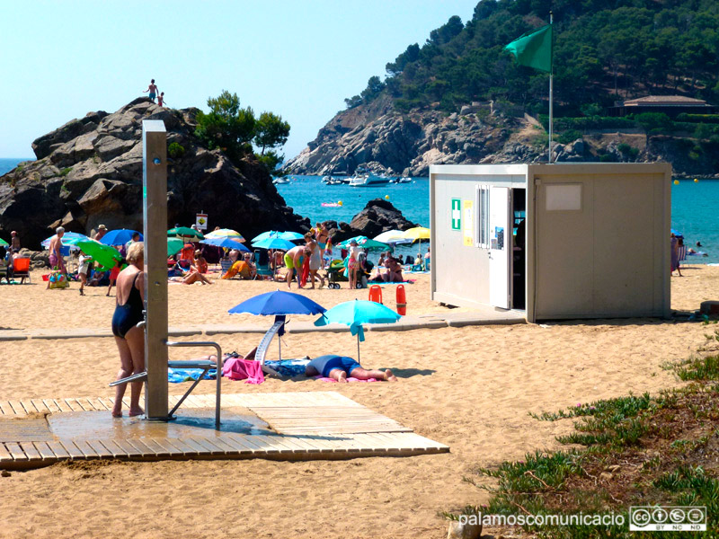 Servei de dutxa a la platja de la Fosca en una imatge d'arxiu.