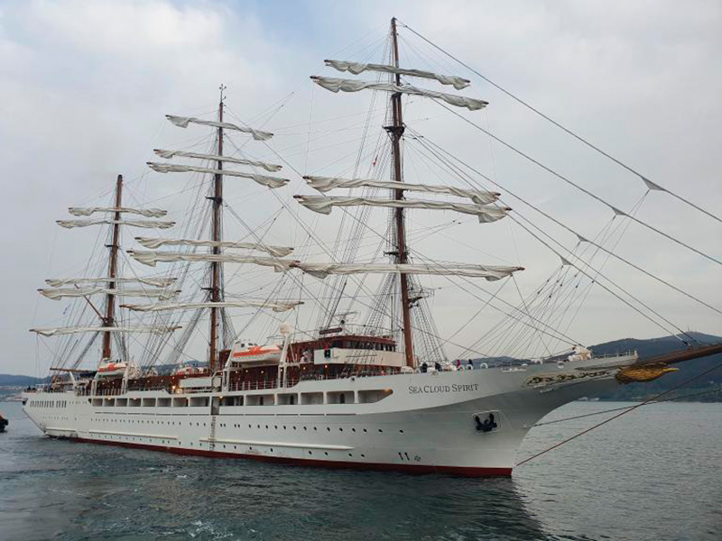El Sea Cloud Spirit ha fet una escala de tres hores aquest matí al port de Palamós. (Foto: Vessel finder).