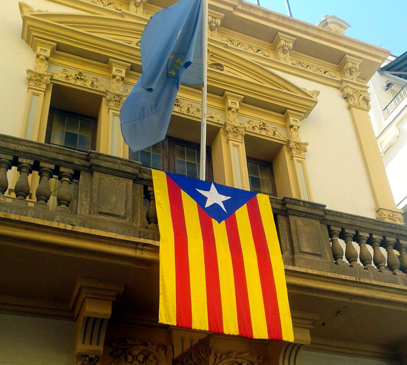 L'estelada a la façana principal de l'Ajuntament de Palamós, en una imatge d'arxiu. (Foto: ANC).