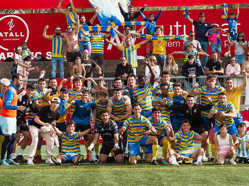Els jugadors del Palamós celebrant la victòria amb els seus seguidors al camp del Vic. (Foto: Palamós CF).