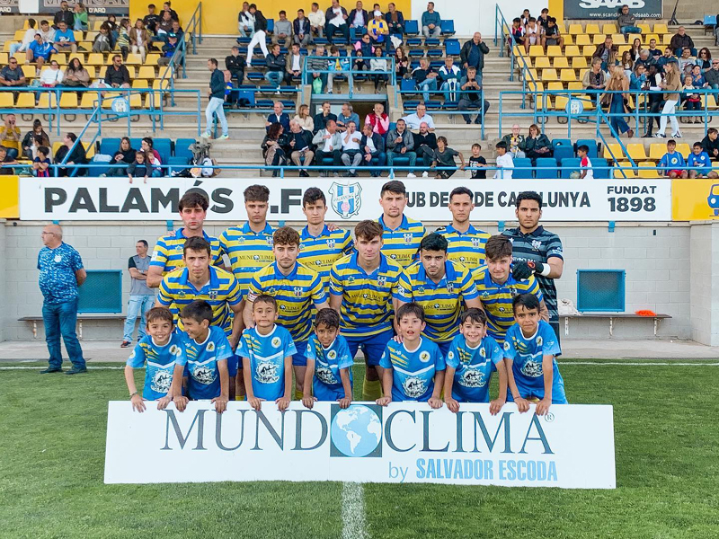 L'onze inicial del Palamós CF davant el Lloret. (Foto: Palamós CF)