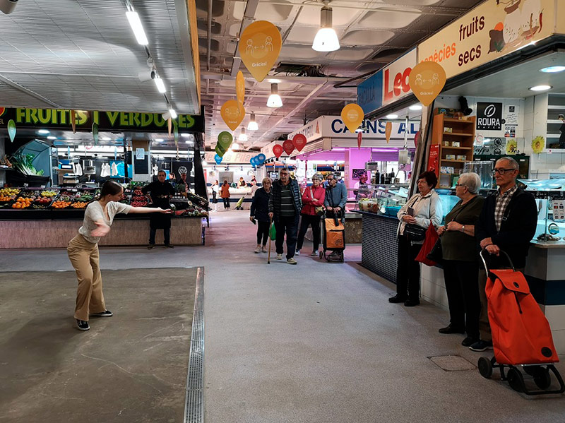 Una ballarina de Cobosmika Company, divendres passat al Mercat Municipal. (Foto: Ajuntament de Palamós).