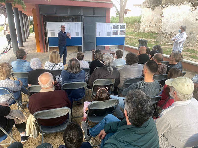 L'alcaldable d'ERC, Lluís Puig, en una reunió amb el veïns i veïnes de la Rutlla Alta. (Foto: ERC Palamós).