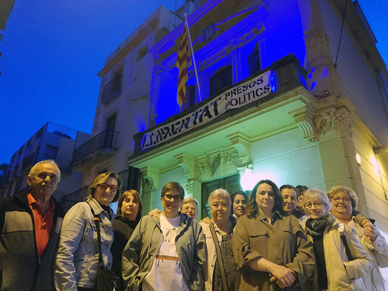 Membres de l’Associació a Palamós d'Afectades i Afectats de Fibromiàlgia, davant l'Ajuntament. (Foto: Ajuntament de Palamós).