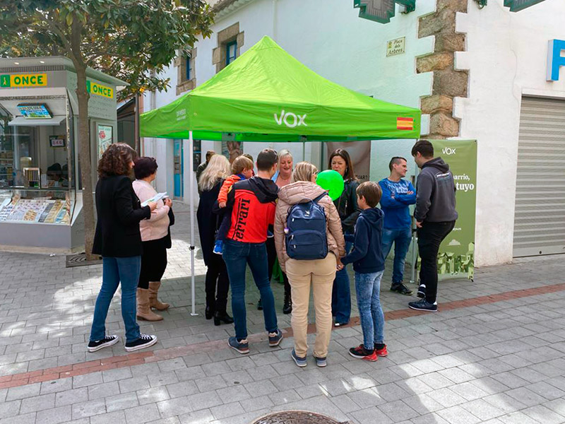 Carpa informativa de VOX a la Plaça dels Arbres de Palamós, el passat 28 d'abril. (Foto: VOX).