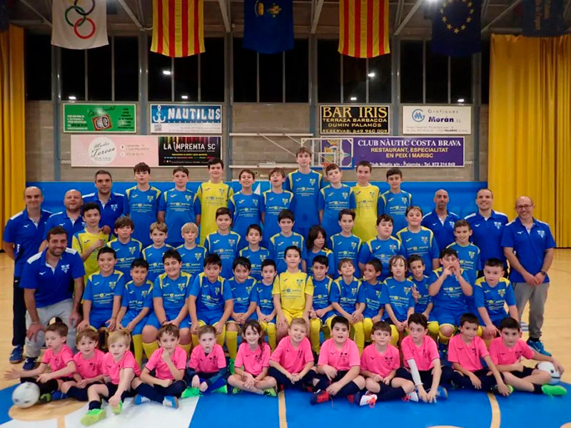 Els equips prebenjamí, benjamí, aleví i Infantil del Futbol Sala Palamós d'aquesta temporada. (Foto: Futbol Sala Palamós).