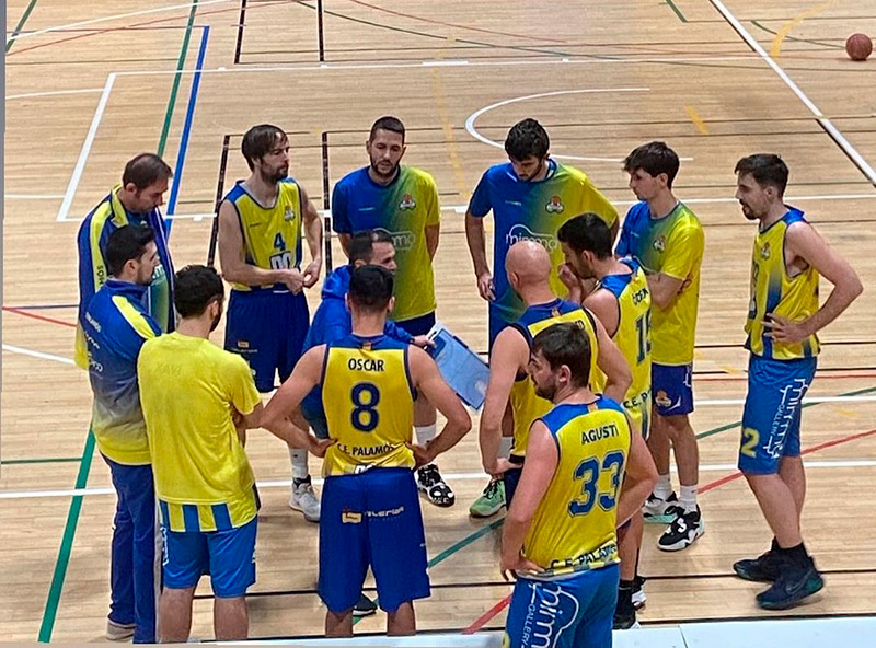 El sènior masculí del Club Esportiu Palamós, en un partit d'aquesta temporada. (Foto: CE Palamós).