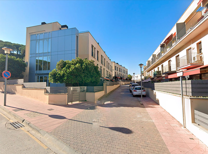 Els pisos estan ubicats al Camí Vell de la Fosca i al carrer d’Isabel Vilà. (Foto: Google Maps).