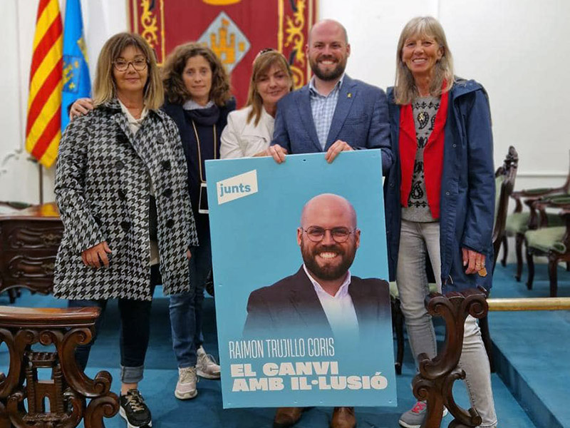 Membres de la candidatura de Junts per Catalunya, la nit d'inici de la campanya electoral. (Foto: Junts per Catalunya Palamós i Sant Joan).