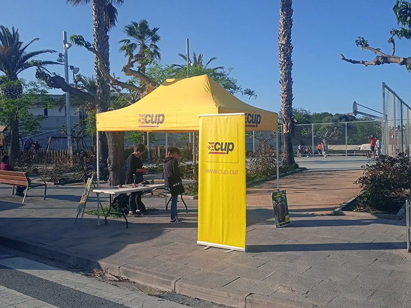 La CUP va fer campanya ahir al barri d'es Pla. (Foto: CUP Palamós - Vila-romà).