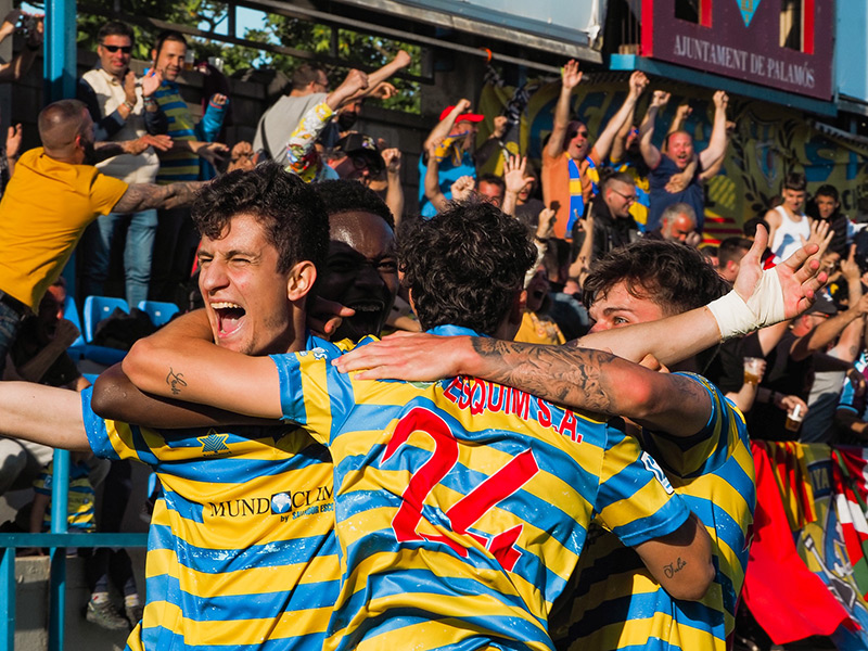 Els jugadors del Palamós celebren el gol en el darrer minut del darrer partit de lliga. (Foto: Palamós CF).
