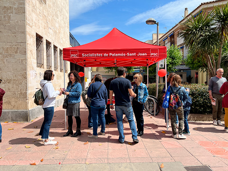 El PSC ha fet campanya aquest matí a la zona de Correus. (Foto: PSC Palamós i Sant Joan).