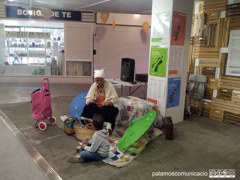 'La Senyoreta' explicant un conte a una nena aquest matí al Mercat. 
