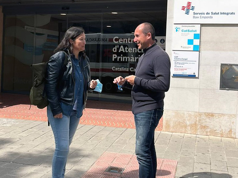 L'alcaldable d'ERC, Lluís Puig, al costat de Nati Ortells, infermera de professió i membre de la candidatura d'ERC. (Foto: ERC).