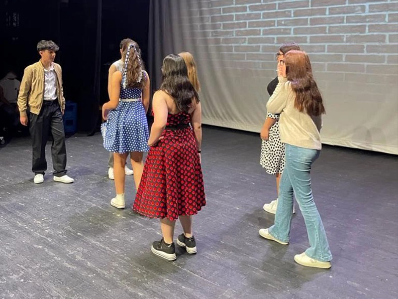 Alumnes de l'escola Vedruna, durant un dels assajos de l'obra 'West Side Story'. (Foto: Escola Vedruna).