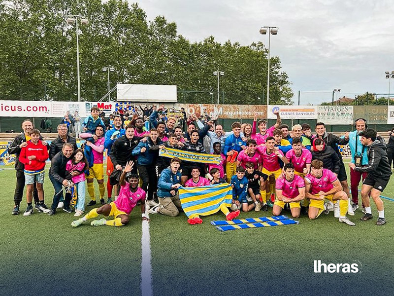 Els jugadors i seguidors del Palamós celebren l'accés a la Superlliga Catalana, aquest passat diumenge. (Foto: Laura Heras - Palamós CF).
