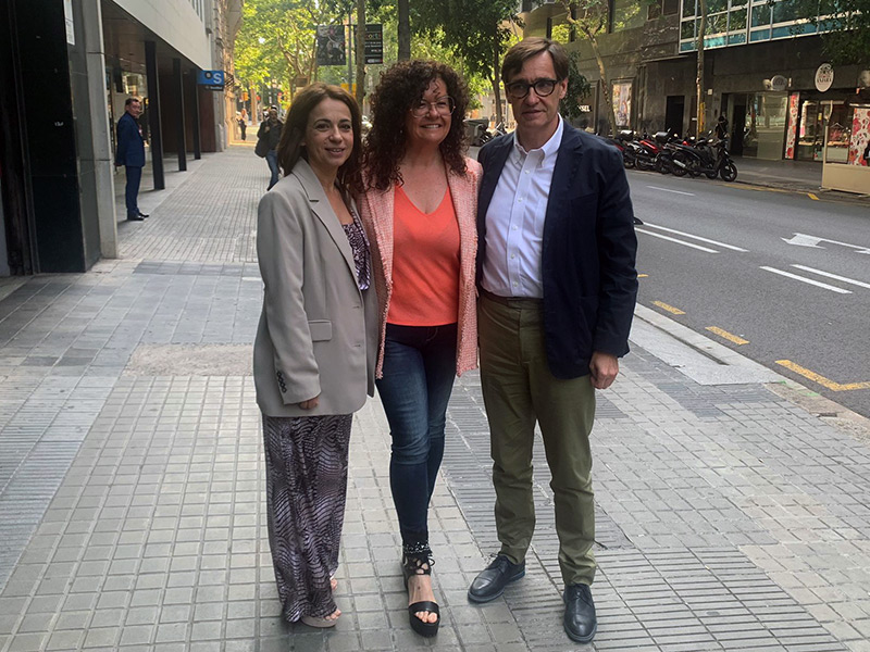 Raquel Gallego, acompanyada per la Secretària d'Estat de Sanitat, Silvia Calzón i el Primer Secretari del PSC, Salvador Illa.