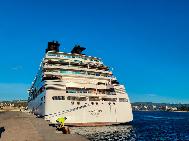 El Seabourn Quest, amarrat al port de Palamós el passat 2 de maig. (Foto: Ports de la Generalitat).