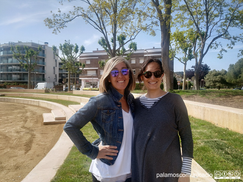 Sandra Olvera i Mariona Barceló, integrants de la colla 'Les Pardales' a la plaça Sarquella on se celebrarà el festival infantil.