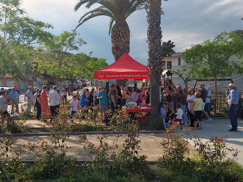 Carpa informativa del PSC al barri d'Es Pla, ahir dimecres. (Foto: PSC Palamós Sant Joan).