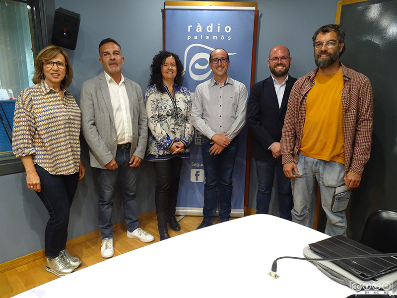 Fotografia dels candidats i candidates que van participar ahir en el debat de Ràdio Palamós.