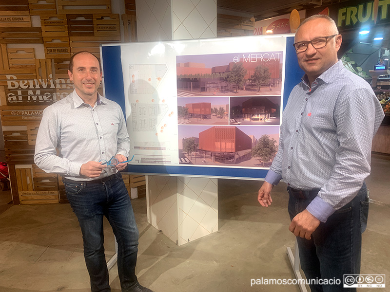 Lluís Puig i Emili Colls, d'ERC, durant la presentació del projecte del nou Mercat Municipal de Palamós.