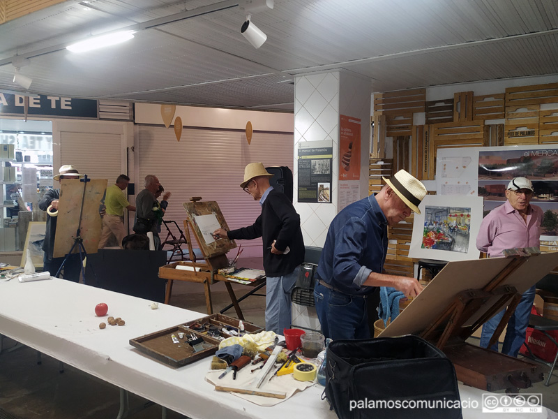 Martí Colls, Pere Coll i Quim Comes, pintant aquest matí al Mercat Municipal.