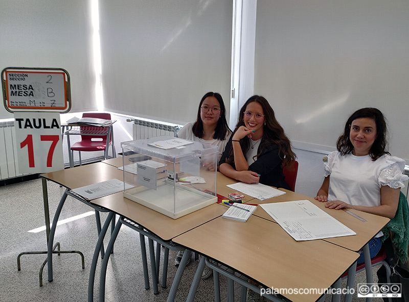 Obren els col·legis electorals a Palamós. Aquesta és una de les meses de l'Aula d'Aprenentatge de Palamós.