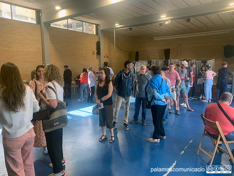 Persones votant a primera hora d'aquest matí a l'Escola La Vila.