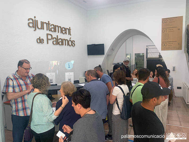 Persones fent cua per votar aquest migdia a l'Ajuntament de Palamós.