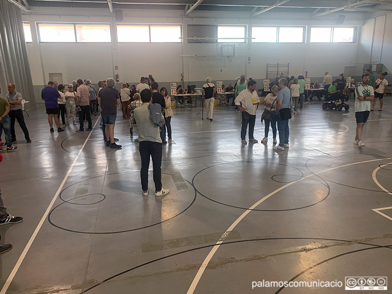 Votants a la Nau dels 50 metres, aquest migdia.